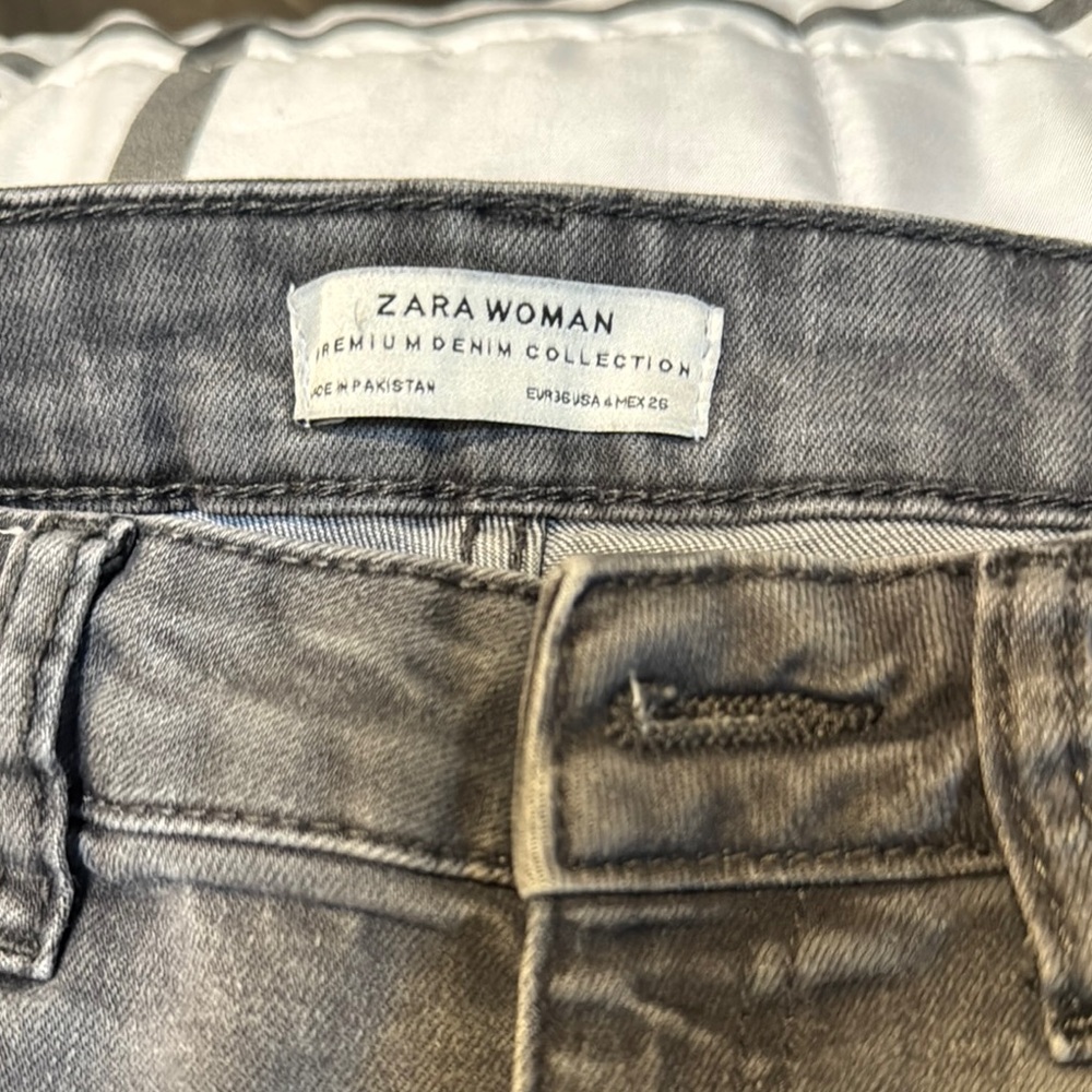 Zara Gray Jeans with Classic Denim Texture and White Tag